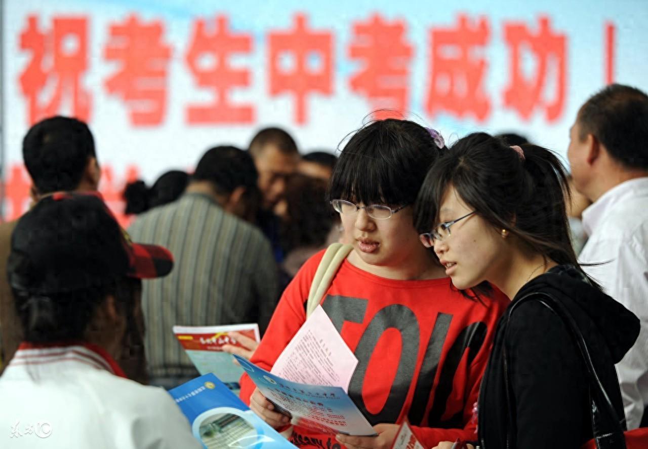 乐鱼体育-“一半初中生上不了高中！”人民日报给出回应，原来一切早有迹象