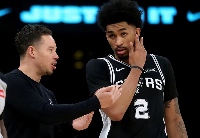 乐鱼体育登录入口-16分8板1助1断！哈珀刷新NBA纪录，米奇别再暴殄天物