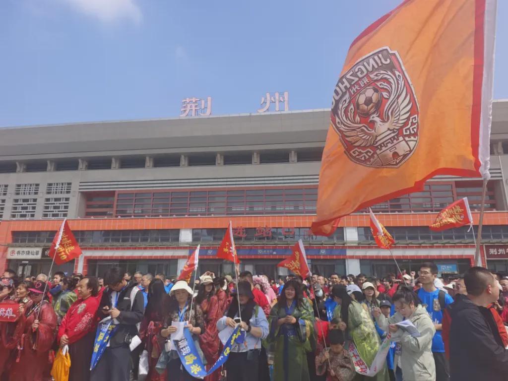 荆州市长率球迷团“出征”黄石，走进球迷车厢高呼“荆州必胜”